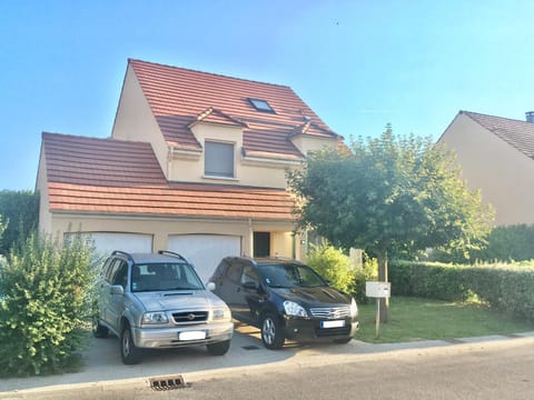 DISNEY & PARIS Happy Villa for 10 persons with Private Garden & Terrace 4 bedrooms, 3 bathrooms FIBER Wifi Netflix & free Parking Villa in Bailly-Romainvilliers