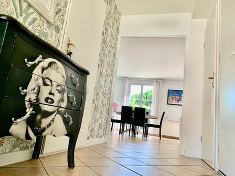 DISNEY & PARIS Happy Villa for 10 persons with Private Garden & Terrace 4 bedrooms, 3 bathrooms FIBER Wifi Netflix & free Parking Villa in Bailly-Romainvilliers