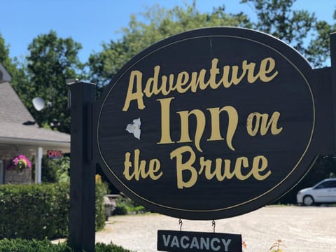 Adventure the Bruce Inn - Recently Renovated With Outdoor Hot Tub Motel in Tobermory