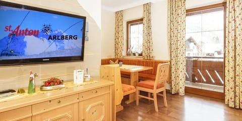 TV and multimedia, Living room, Dining area