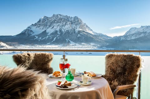 Restaurant/places to eat, Balcony/Terrace, Mountain view, Non alcoholic drinks