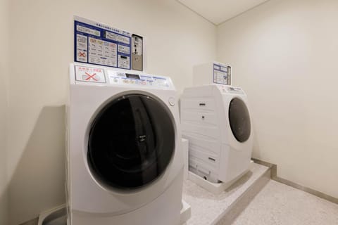 Photo of the whole room, washing machine, dryer