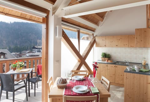 Kitchen or kitchenette, Dining area