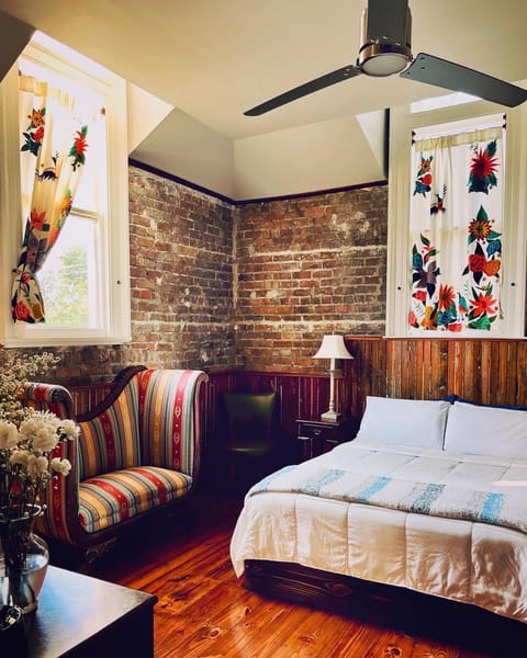 Inn at the Old Jail, WALK TO JAZZ FEST! Bed and Breakfast in New Orleans