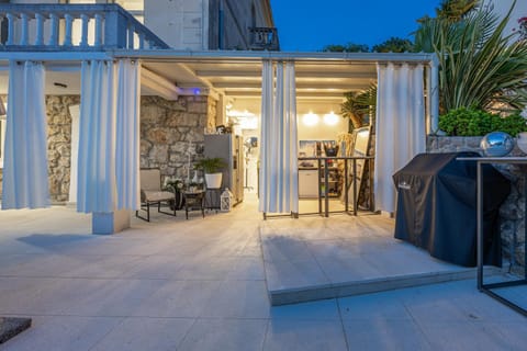 Shower, Toilet, BBQ facilities, Communal kitchen