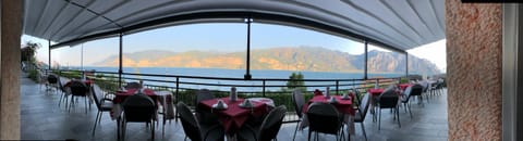 Restaurant/places to eat, Balcony/Terrace, Lake view