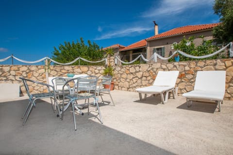 Patio, Day, Dining area, sunbed