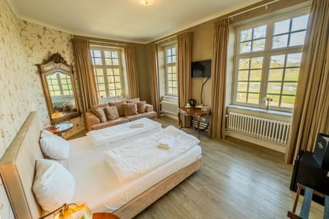 Bed, TV and multimedia, Photo of the whole room, Seating area, Bedroom