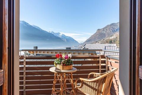 Balcony/Terrace, Mountain view