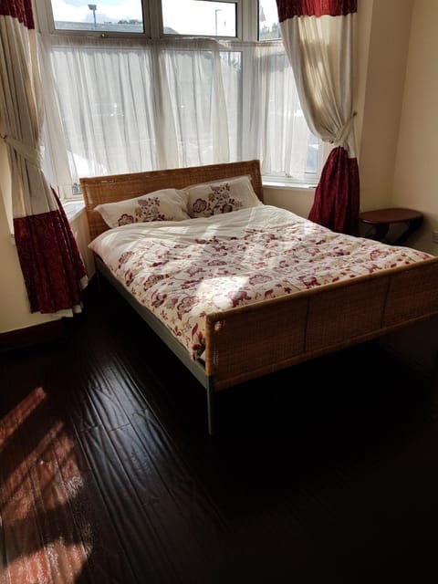 Cozy Guest House Bed and Breakfast in Luton