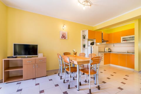 TV and multimedia, Kitchen or kitchenette, Living room, Dining area