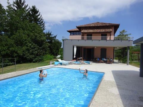 Villa Architetti Piemonte, Beautiful 5 bedroom, six bathroom Private Villa with Infinity Pool and Bar, perfect for families Villa in Piedmont