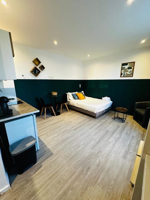 Bed, TV and multimedia, Photo of the whole room, Bedroom, towels