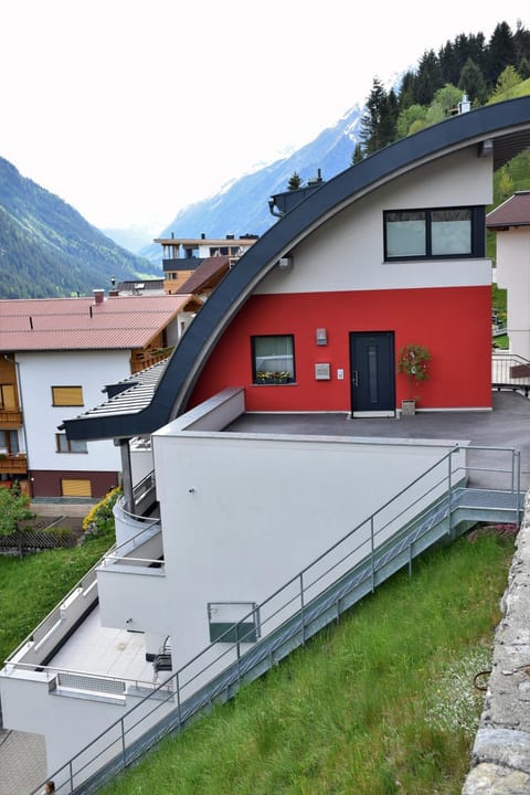 Property building, Facade/entrance, Off site, Day, Summer