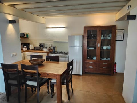 Kitchen or kitchenette, Dining area, minibar, pet friendly, stove