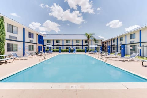 Days Inn & Suites by Wyndham Laredo Motel in Laredo