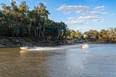 Discovery Parks - Moama West Camp ground / 
RV Resort in Echuca