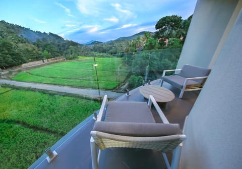 Natural landscape, Balcony/Terrace, Seating area, Mountain view