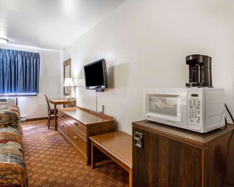 Rodeway Inn & Suites Madison Airport Hotel in Madison