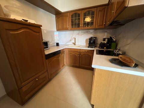 Coffee/tea facilities, Kitchen or kitchenette, dishwasher, stove