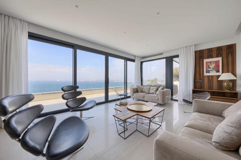 Communal lounge/ TV room, Sea view