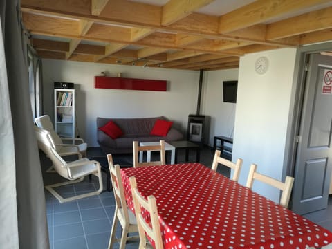 TV and multimedia, Living room, Decorative detail, Seating area, Dining area