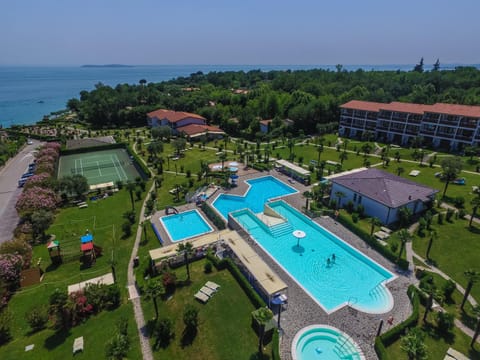 View (from property/room), Garden view, Lake view, Pool view
