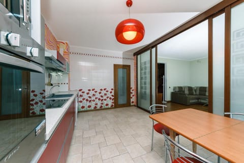 Kitchen or kitchenette, Dining area, minibar, stove