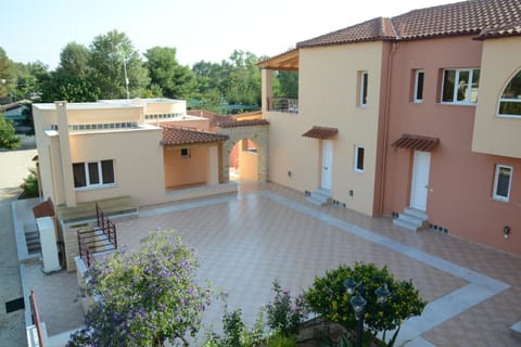 Property building, Patio, Day, Bird's eye view, Garden, Autumn, On site, Garden view, Landmark view