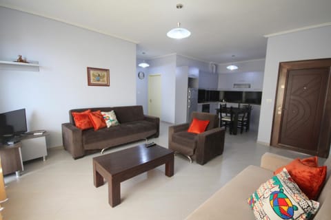 Bed, Coffee/tea facilities, Kitchen or kitchenette, Living room, Photo of the whole room, Decorative detail, Dining area