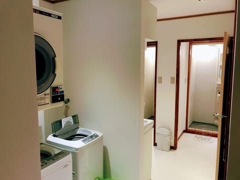 Guesthouse LuLuLu 無料朝食 街まで路面電車8分 コンビニ隣 Bed and Breakfast in Japan
