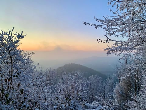 Nearby landmark, Neighbourhood, Natural landscape, Skiing, Hiking, Mountain view, Sunset