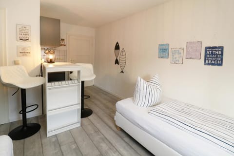 Bed, Dining area, Food