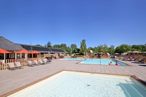 People, Natural landscape, Pool view, Swimming pool, group of guests, sunbed