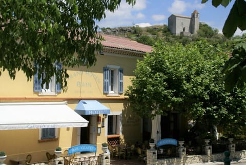 Property building, Patio, Facade/entrance