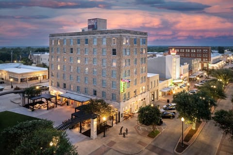 Property building, Neighbourhood, Bird's eye view, City view, Street view, Location, Parking