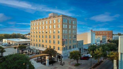 Property building, Day, Neighbourhood, City view, Street view, Location, Parking