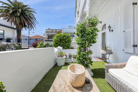 Property building, Patio, Balcony/Terrace, Seating area