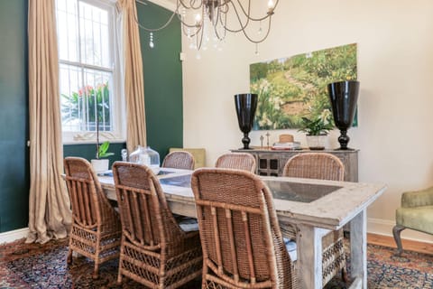 Seating area, Dining area