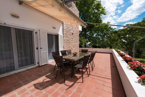 Balcony/Terrace, Seating area, Dining area, Garden view