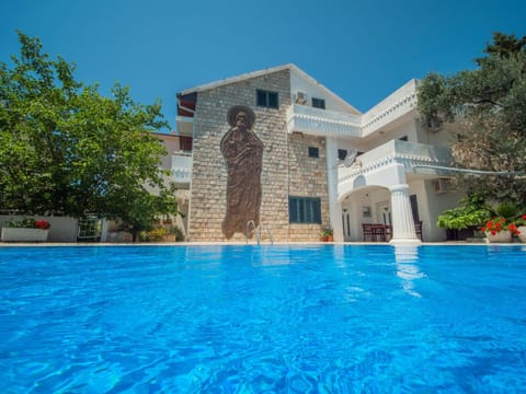 Property building, Swimming pool, Swimming pool