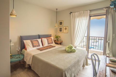 Eftopia Beachfront 2-bedrooms apartment Condo in Samos Prefecture