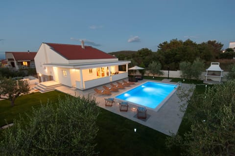 Property building, Pool view, Swimming pool, Swimming pool