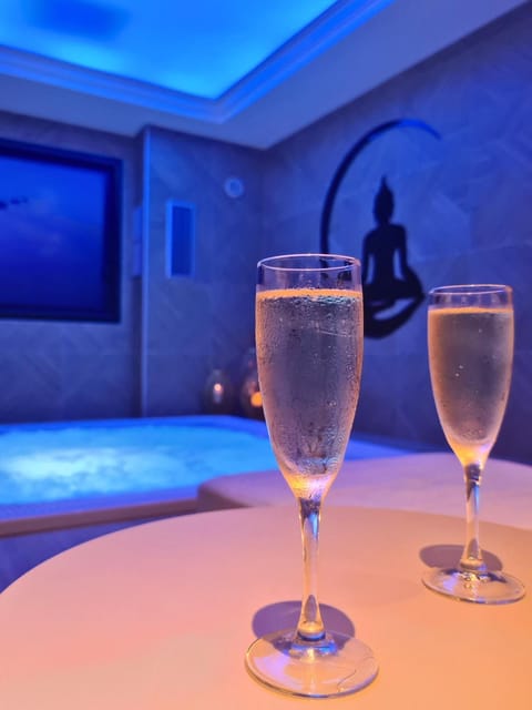 Hot Tub, Sauna, Steam room