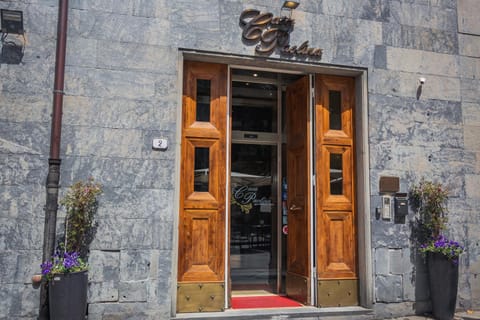 Facade/entrance