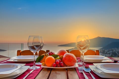 Dining area, City view, Mountain view, Pool view, Sea view