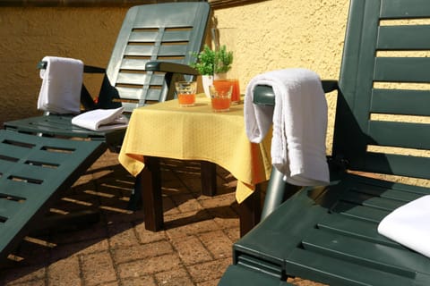 Property building, Patio, Garden, Balcony/Terrace, Decorative detail, Garden view