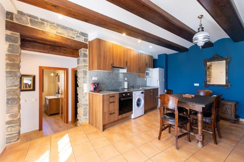 Kitchen or kitchenette, Dining area, minibar, pet friendly, stove