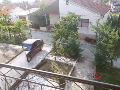 Property building, Spring, Day, Neighbourhood, Garden, Garden view, Street view, Parking