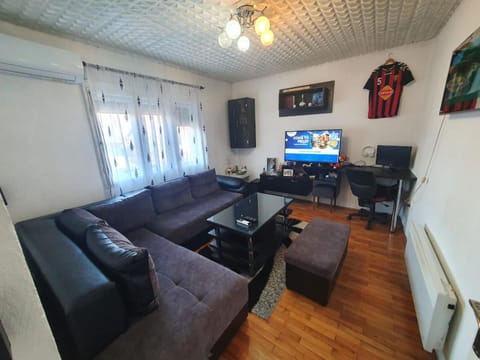 Communal lounge/ TV room, TV and multimedia, Living room, Seating area, Evening entertainment